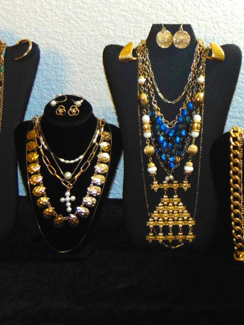 Gold Tone Vintage to Modern Assorted Jewelry lot- very nice! Park Lane, Napier..